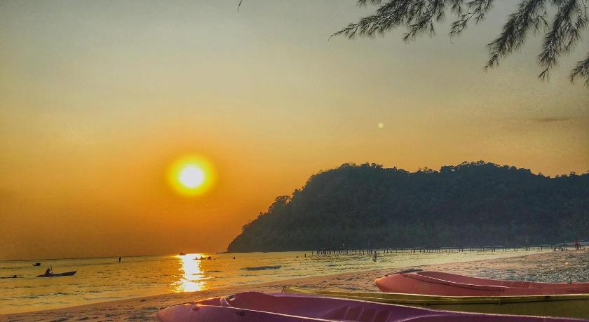 a row of red and yellow boats sitting on top of a beach, I-Lay House Koh Kood in Trat