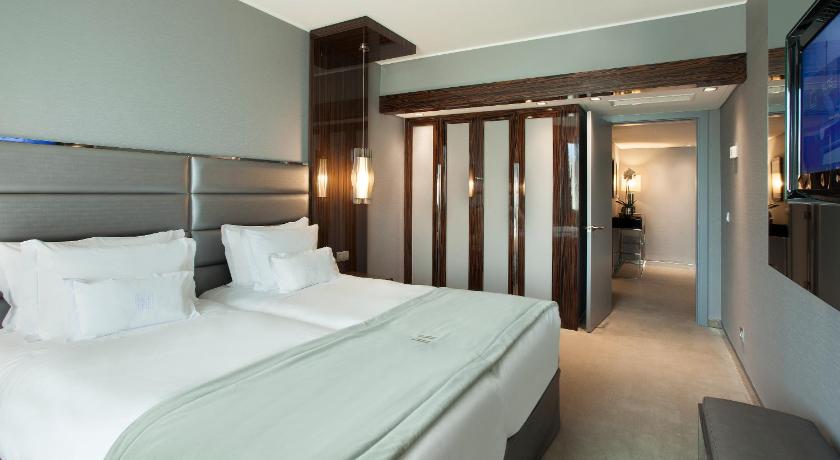 Фото: Семейный люкс (для 2 взрослых и 2 детей) (Family Suite (2 Adults + 2 Children)) 1