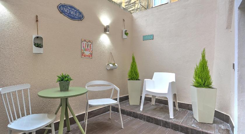 Apartment with a Terrace, Air Conditioner and Fast Internet — Hotel in Lisbon