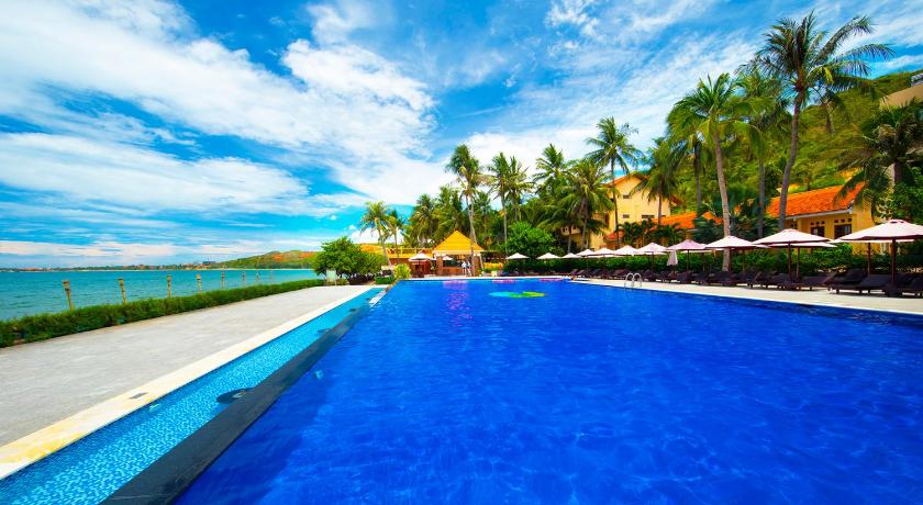 Hon Rom Central Beach resort photo