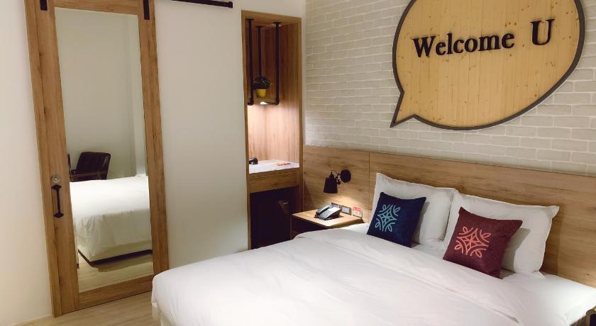 Image of Deluxe Double Room with Bath 5