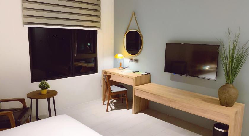 Image of Deluxe Double Room with Bath 7