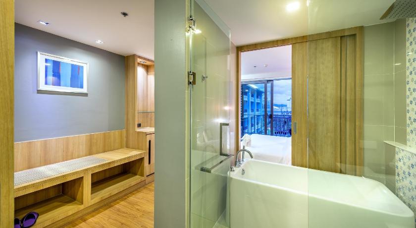 Image of Deluxe Pool View 14