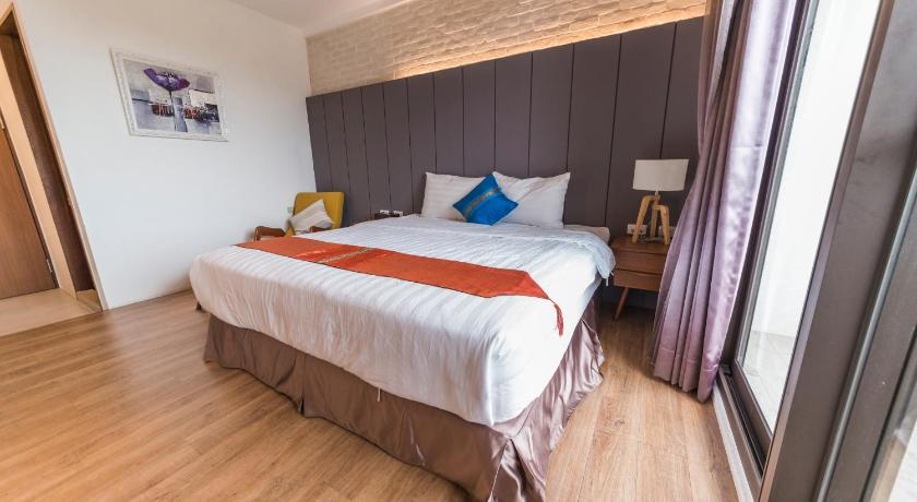Image of Eight-Bedroom House 8