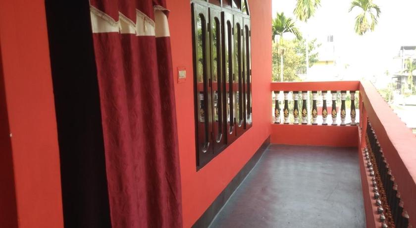 Dekapara Airport Guest House photo