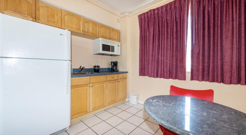 Miami Beach Ocean Beach Suites 3-Star Accommodation pool