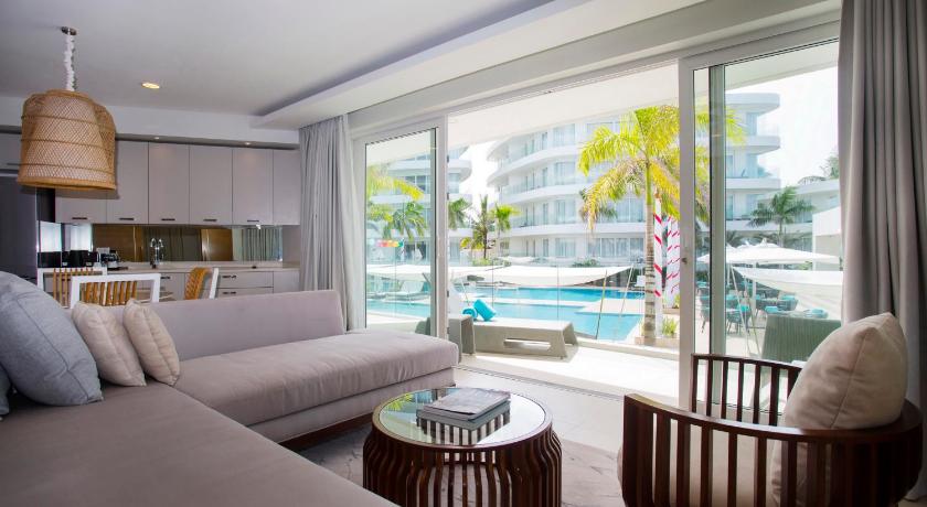 Image of Premier Suite One Bedroom Pool View 1