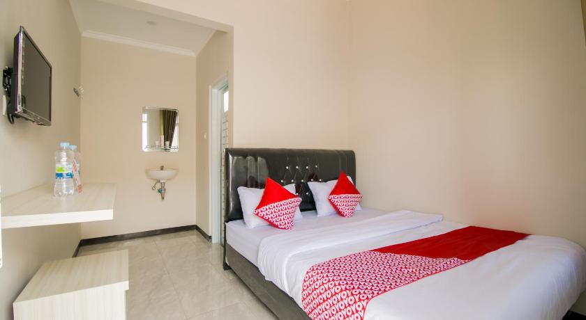 a hotel room with two beds and two lamps, OYO 1078 Fakhira Residence in Puncak