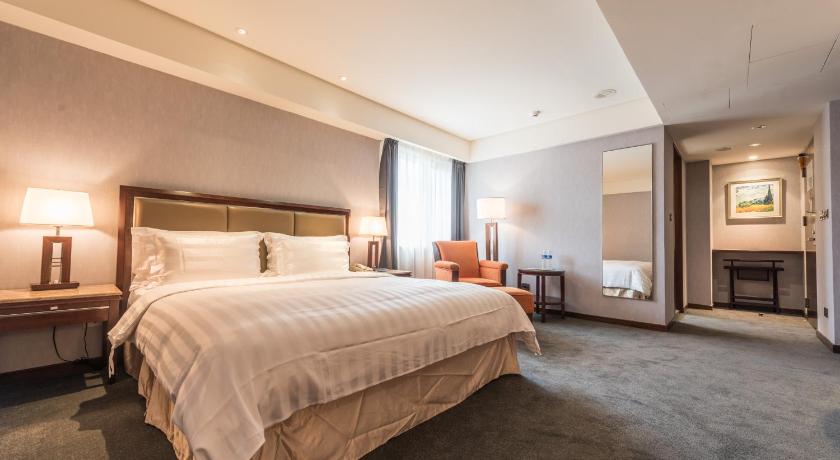 Image of Deluxe King Bed 0