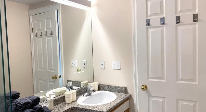 Perfect Location - Tidy & Comfy Suite 5 Mins to Skytrain & Restaurant & Banks, 2 Stops To Metrotown, photo