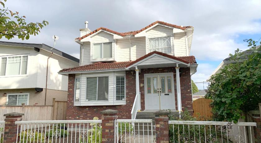 Perfect Location - Tidy & Comfy Suite 5 Mins to Skytrain & Restaurant & Banks, 2 Stops To Metrotown, photo