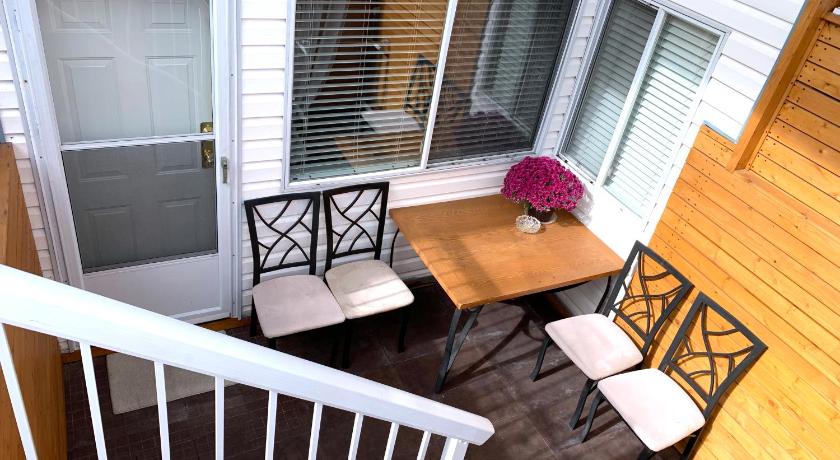 Perfect Location - Tidy & Comfy Suite 5 Mins to Skytrain & Restaurant & Banks, 2 Stops To Metrotown, photo