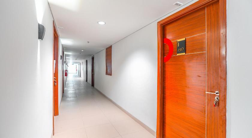 a room with a door leading to a hallway, Collection O 16 Vittoria Residence in Jakarta