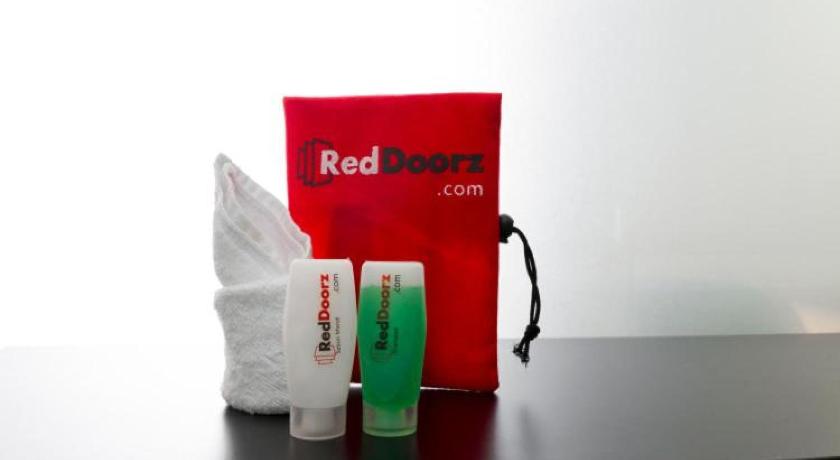RedDoorz Syariah near Universitas Negeri Padang photo