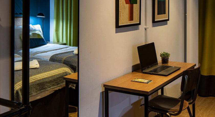 a room with a desk and a bed, Jacobs Inn Hostel in Dublin