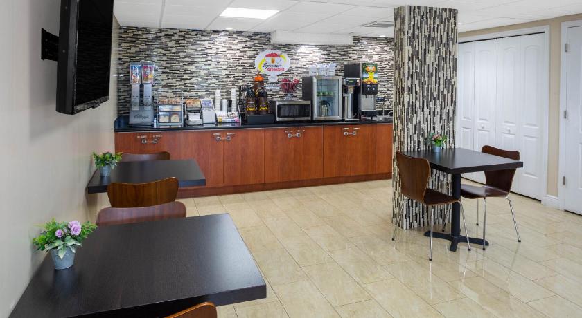 Super 8 By Wyndham Bradenton Sarasota Area photo