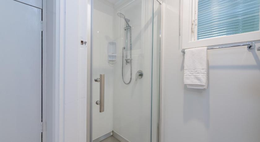a bathroom with a shower, toilet, and sink, Abbey Court Motel in Motueka