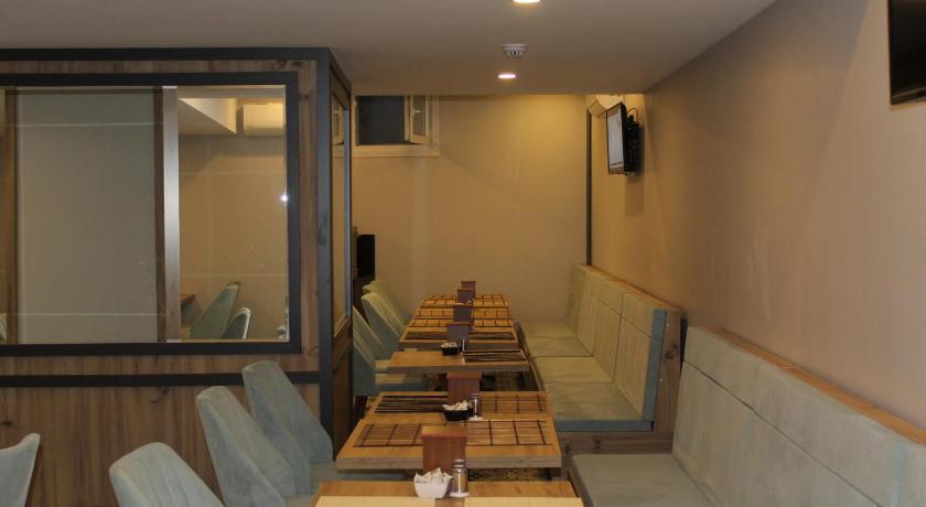 The Reina Hotel - image 3