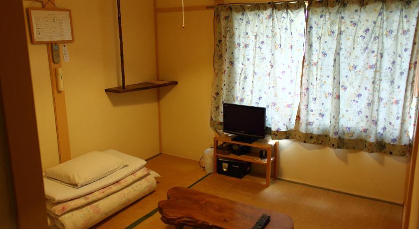a living room with a tv and a desk, Oyado Hana in Nachikatsuura