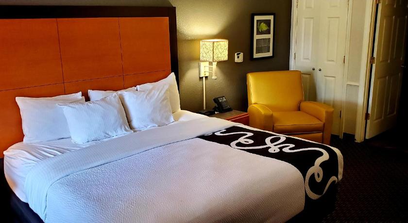 Days Inn by Wyndham Gainesville University I-75 photo