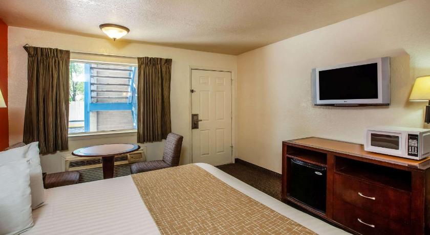 Travelodge by Wyndham Houston Hobby Airport