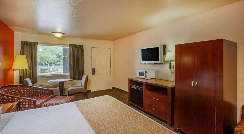 Travelodge by Wyndham Houston Hobby Airport