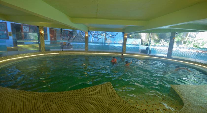 a swimming pool with a large swimming pool, Chau Long Sapa II Hotel in Sapa