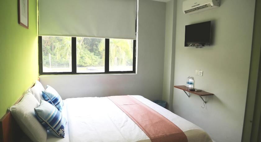 a bedroom with a bed and a window, WL HOTEL in Kuala Lumpur
