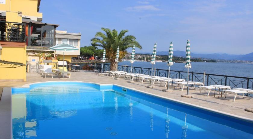 Hotel Estee photo