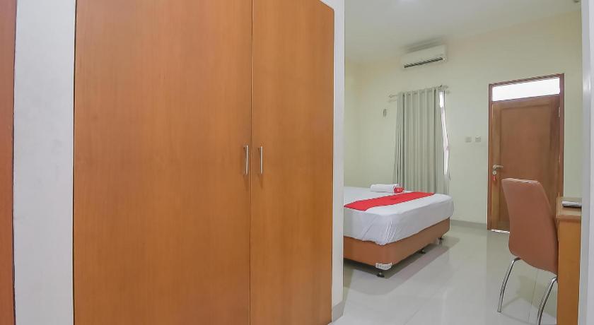 a bedroom with a bed and a desk, RedDoorz near IPDN 2 in Bandung
