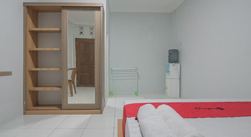 a living room with a couch and a closet, RedDoorz near RSUD Dr. Abdul Aziz in Singkawang