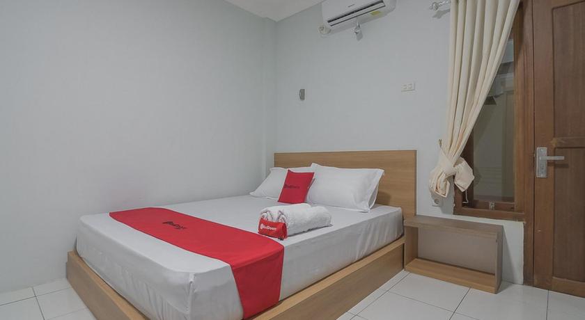 a bedroom with a bed and a dresser, RedDoorz near RSUD Dr. Abdul Aziz in Singkawang