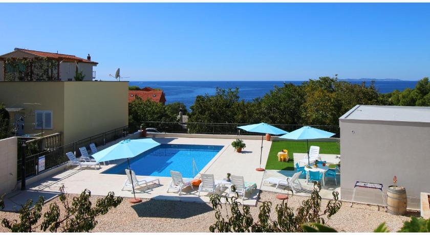 Apartment Katarina and house Marieta — Hotel in Primosten