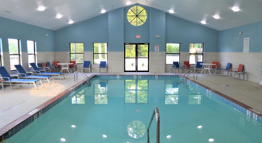 Holiday Inn Express Hotel & Suites Batesville photo