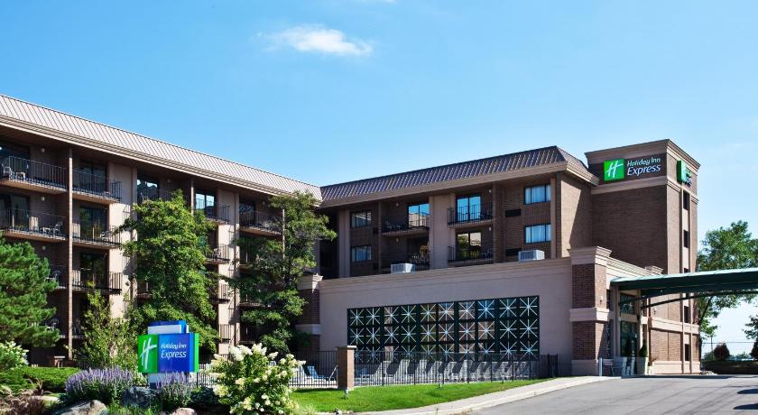 a large building with a clock on the front of it, Holiday Inn Express Schaumburg-Rolling Meadows in Chicago (IL)