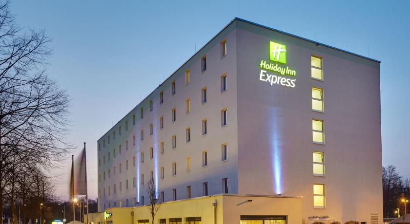 a large building with a clock on the front of it, Holiday Inn Express Neunkirchen in Neunkirchen
