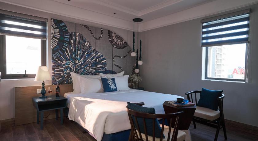 Image of Double Room with Partial Sea View and Daily Laundry Service of 4 Items per Day 4