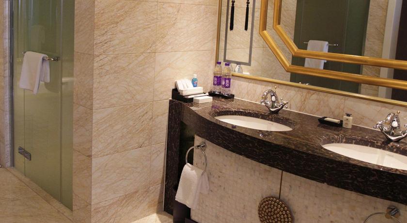 a bathroom with a sink, mirror and bath tub, Wanda Vista Beijing in Beijing