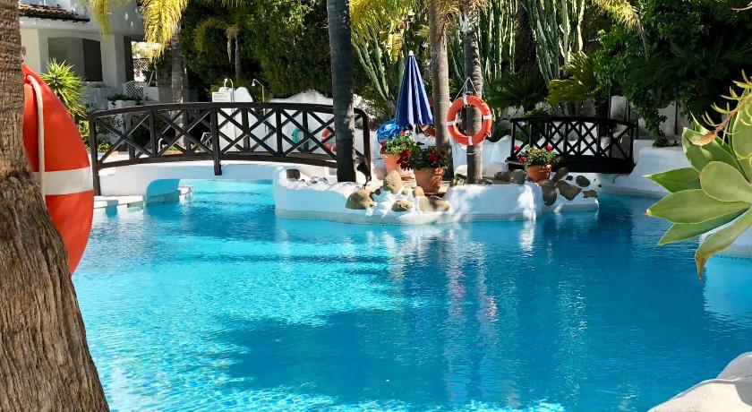 Luxury apartment in La Isla, Puerto Banus photo