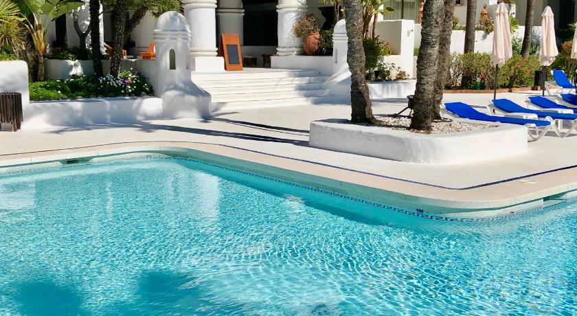 Luxury apartment in La Isla, Puerto Banus photo