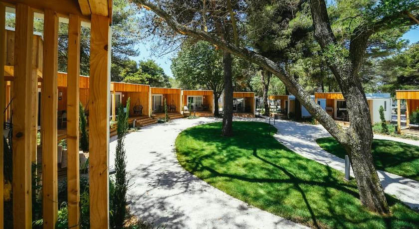 Image of Comfort One-Bedroom Mobile Home with Terrace 3