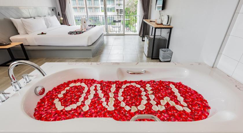 Image of Deluxe Room with Bathtub 2