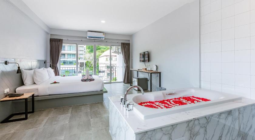 Image of Deluxe Room with Bathtub 9