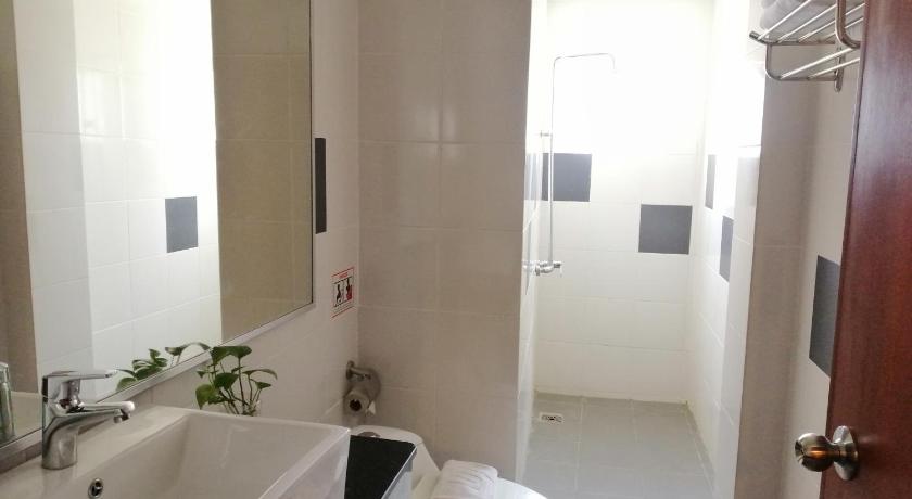 a bathroom with a tub, toilet and sink, TD Mutiara Hotel in Semporna