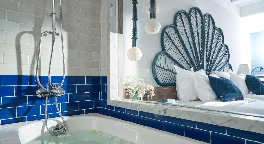 Image of Executive Double or Twin Room with Bathtub and City View - Free 1 Cocktail per Room 11