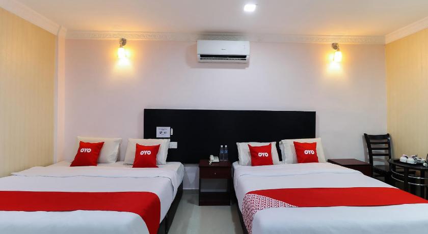 a hotel room with two beds and two lamps, OYO 89473 SP VENTURE HOTEL in Kuala Lumpur