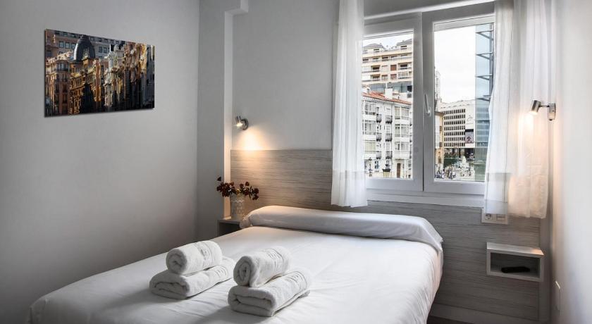 Hostal Lar — Hotel in Burgos