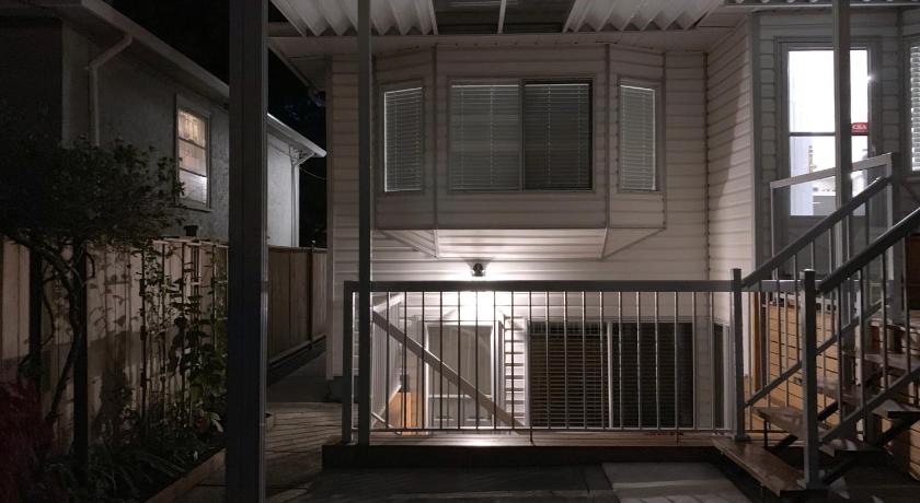 Perfect Location - Tidy & Comfy Suite 5 Mins to Skytrain & Restaurant & Banks, 2 Stops To Metrotown, photo
