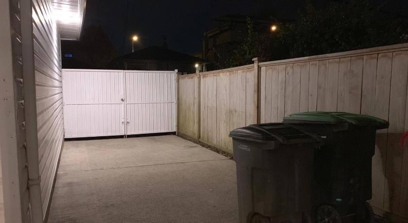 Perfect Location - Tidy & Comfy Suite 5 Mins to Skytrain & Restaurant & Banks, 2 Stops To Metrotown, photo