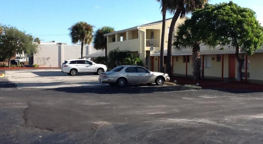 a car parked on the side of a road, Sunset Inn- Fort Pierce, FL in Fort Pierce (FL)
